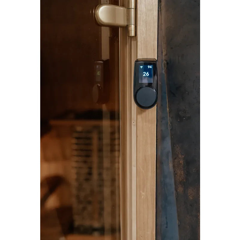 Huum Core Black Saunaofen Steuerung an Saunakabine mit Display zeigt 26°C Temperatur