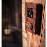Huum Core Black Saunaofen Steuerung mit digitales Display zeigt 33°C Temperatur an Holzwand