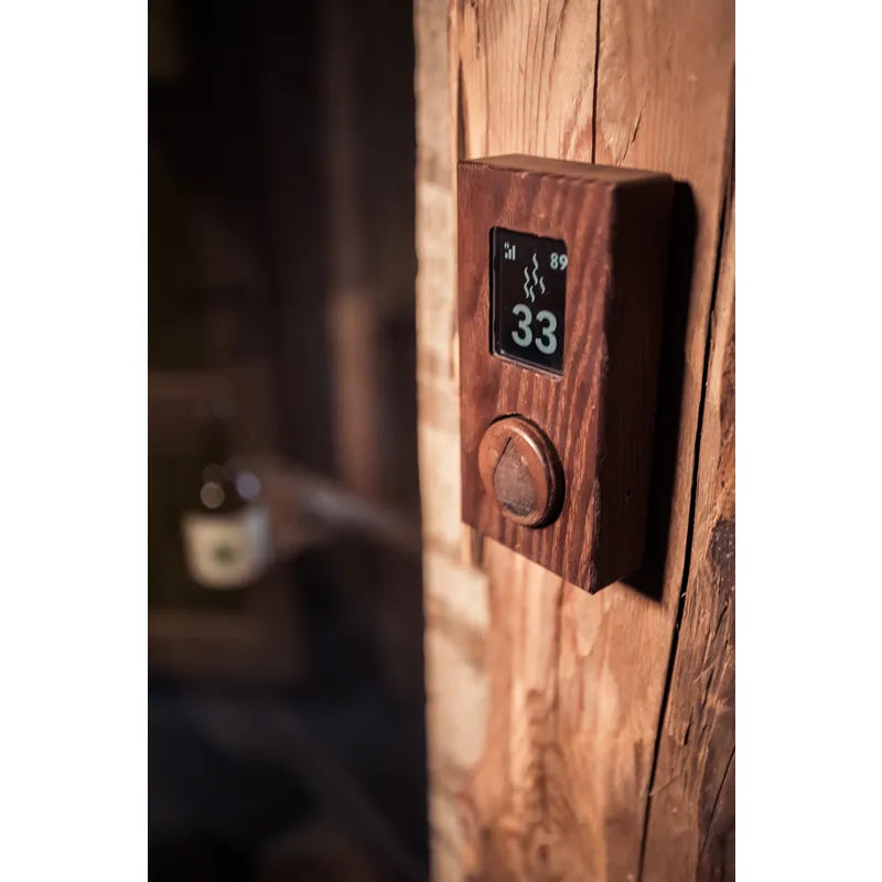Huum Core Black Saunaofen Steuerung an Holzwand, digitales Display zeigt 33°C Temperatur