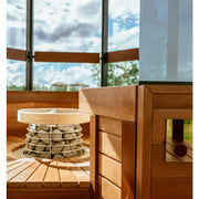 Huum Core Black elektrischer Saunaofen Standofen in moderner Sauna mit Holzverkleidung und Panoramafenster