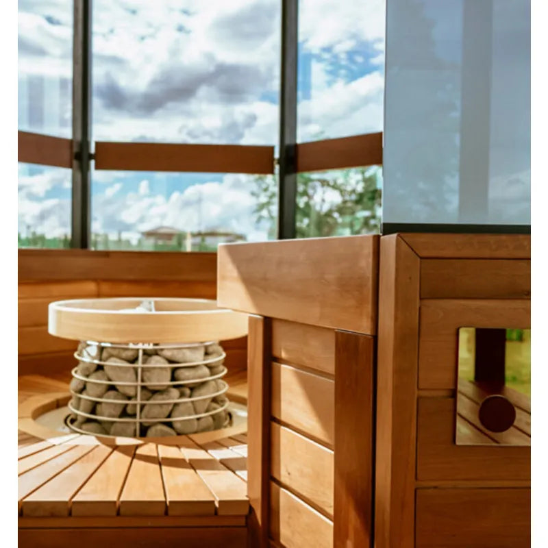 Huum Core Black elektrischer Saunaofen Standofen in moderner Sauna mit Holzverkleidung und Panoramafenster
