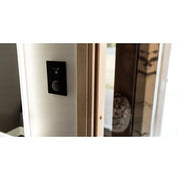 Huum Core Black Saunaofen mit digitalem Display und Bedienfeld an weißer Saunakabine installiert
