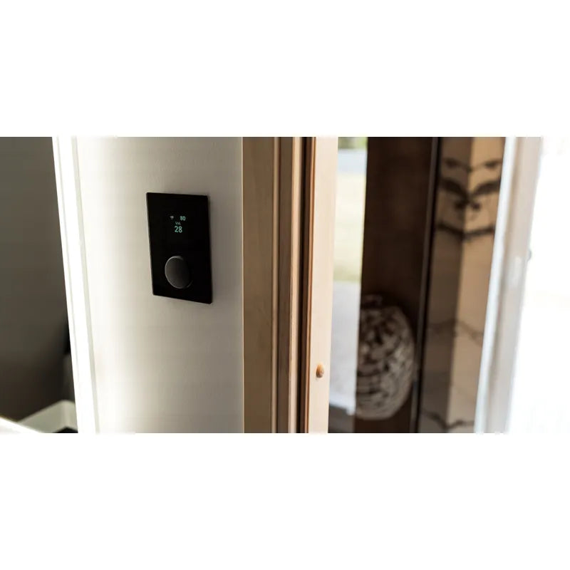 Huum Core Black Saunaofen mit digitalem Display und Bedienfeld an weißer Saunakabine installiert