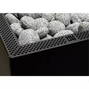 Granitstein-Saunasteine im Aufbewahrungssieb des Huum Core Black Saunaofens, grau meliert auf schwarzem Gitterrost