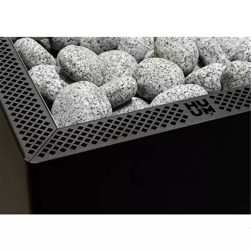 Granitstein-Saunasteine im Aufbewahrungssieb des Huum Core Black Saunaofens, grau meliert auf schwarzem Gitterrost