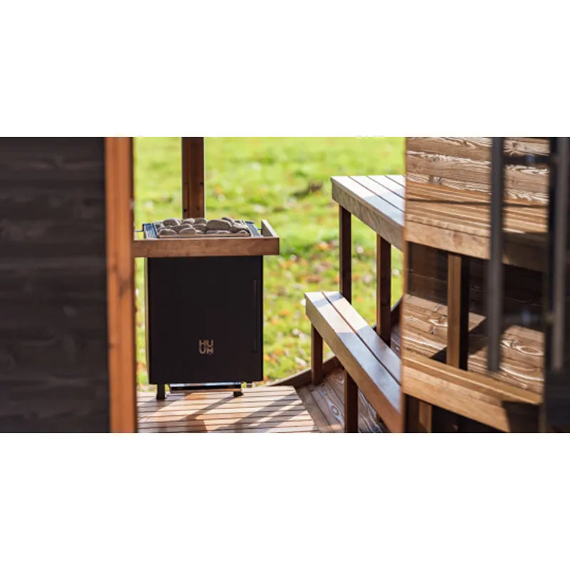 Huum Core Wall Combi Wandofen elektrischer Saunaofen in Gartensauna auf Holzterrasse