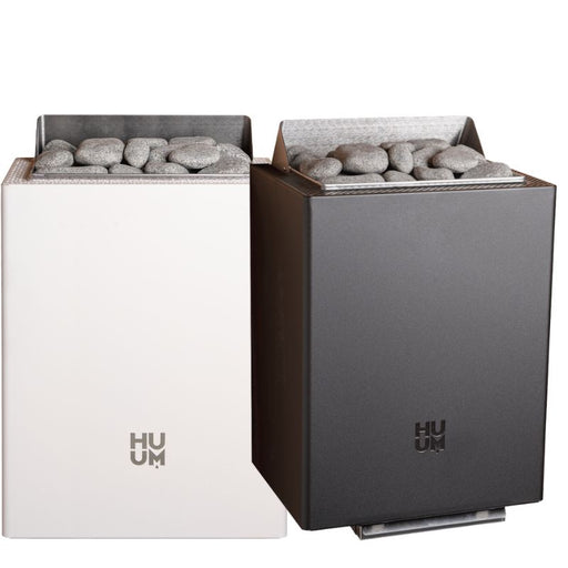 Zwei Huum Core Wall Saunaöfen nebeneinander, links in Weiß und rechts in Dunkelgrau, mit Saunasteine gefüllt und seitlichem Zugang zur Befüllung