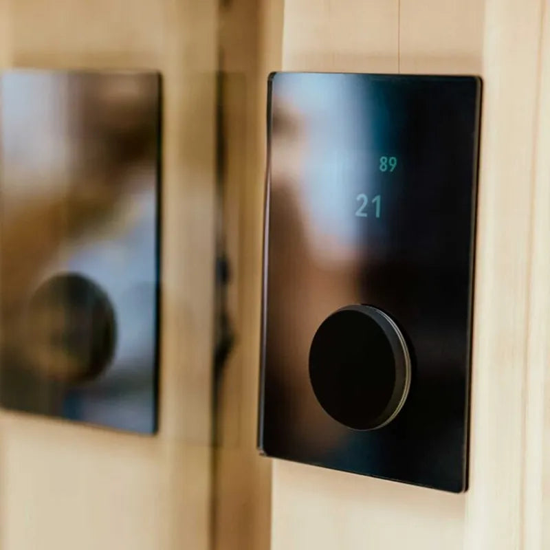 Huum Drop Wandofen mit digitaler Steuerung in moderner Saunakabine aus Holz, schwarzes Display mit Temperaturanzeige