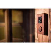 Huum Drop Wandofen Saunaofen mit digitaler Steuerung und Temperaturanzeige 34°C in Holzsauna montiert