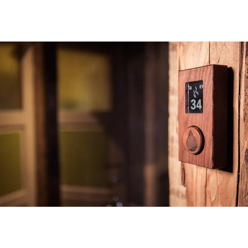 Huum Drop Wandofen Saunaofen mit digitaler Steuerung und Temperaturanzeige 34°C in Holzsauna montiert