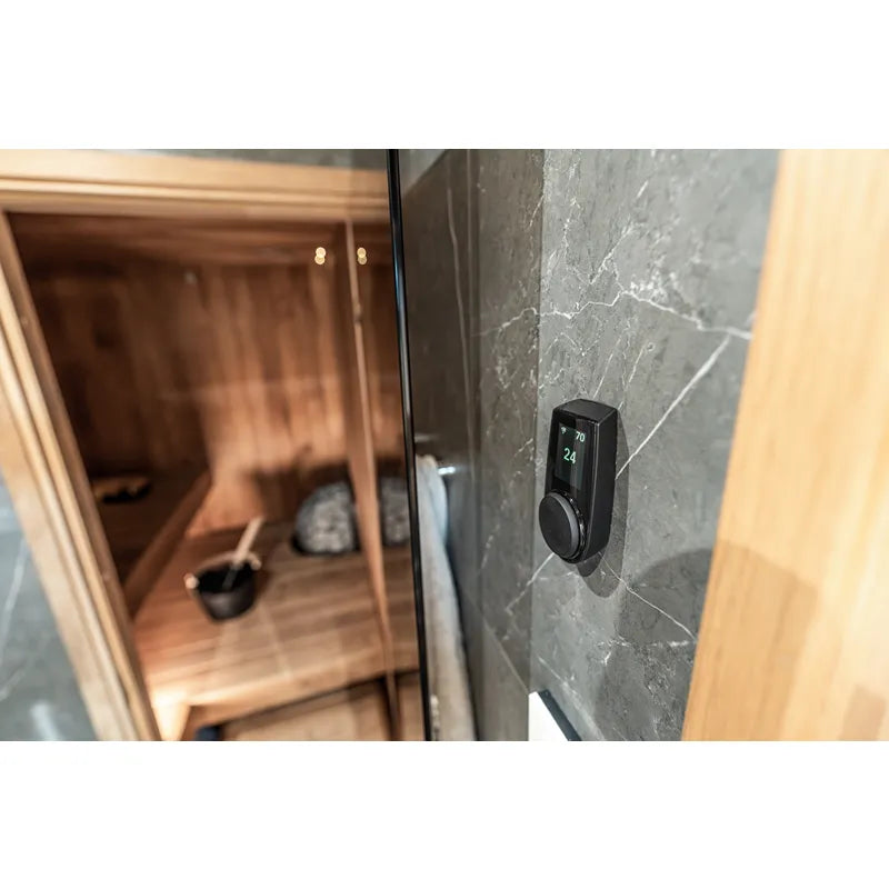 HUUM Elektrischer Saunaofen STEEL mit digitaler Steuerung in moderner Sauna mit Glastür und Saunainnenraum