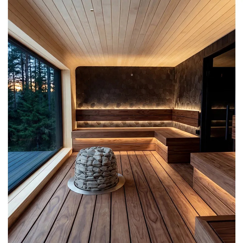 Huum Hive elektrischer Saunaofen in moderner Sauna mit Holzbank, Beleuchtung und Waldblick