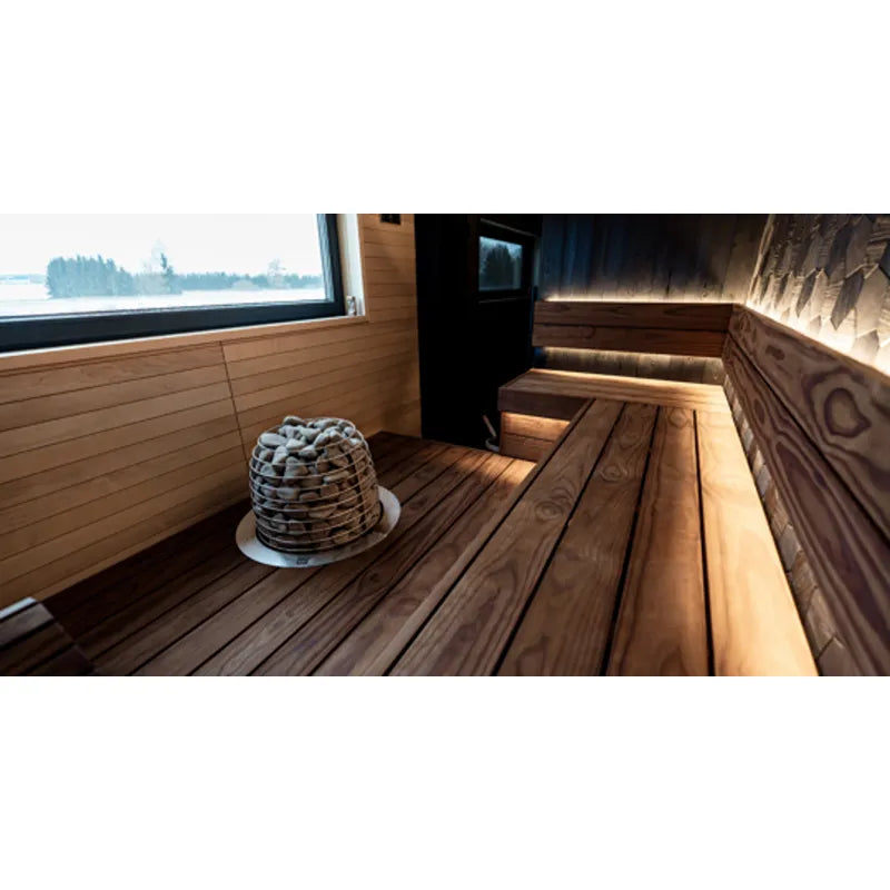 Huum Hive elektrischer Saunaofen in moderner Holzsauna mit Seeblick, Standofen mit Saunasteine