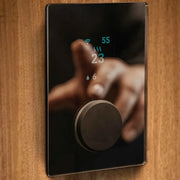 Huum Hive elektrischer Saunaofen Standofen mit digitaler Touchscreen-Steuerung, zeigt Temperatur 55°C und weitere Saunafunktionen