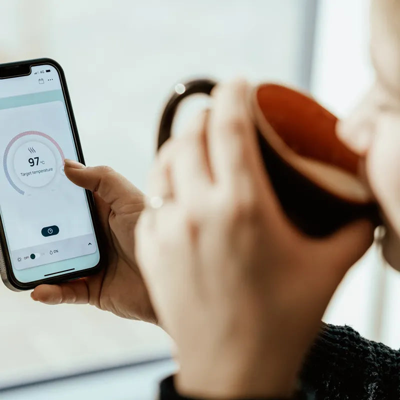 Huum Hive elektrischer Saunaofen mit App-Steuerung auf Smartphone, 97°C Zieltemperatur angezeigt