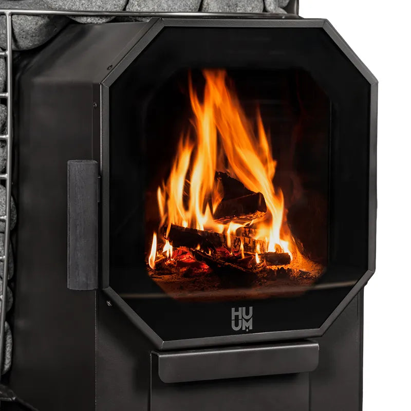 HUUM HIVE Flow Holzsaunaofen mit brennendem Feuer – moderner Saunaofen mit schwarzem Design