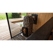HUUM HIVE Flow Holzsaunaofen mit Holzbefeuerung in moderner Gartensauna, Außenbereich mit Terrasse