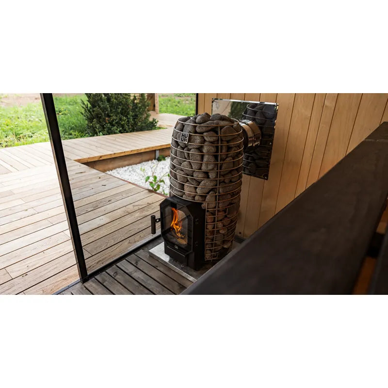 HUUM HIVE Flow Holzsaunaofen mit Holzbefeuerung in moderner Gartensauna, Außenbereich mit Terrasse