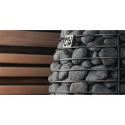 HUUM HIVE Flow Holzsaunaofen Detail: Saunasteine in Metallgitter mit HUUM Branding