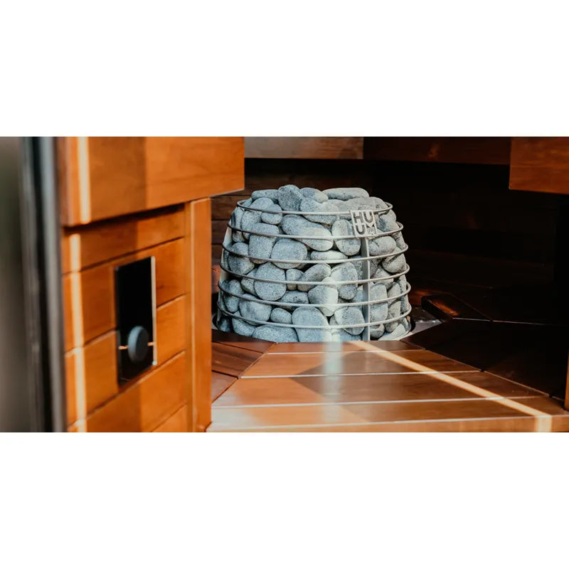 Huum Hive Mini elektrischer Saunaofen mit Saunasteinen in moderner Holzsauna