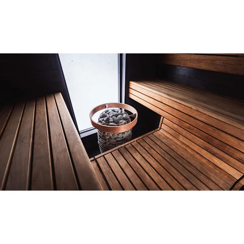 Huum Hive Mini elektrischer Saunaofen mit Saunasteinen in moderner Sauna mit Holzbanken