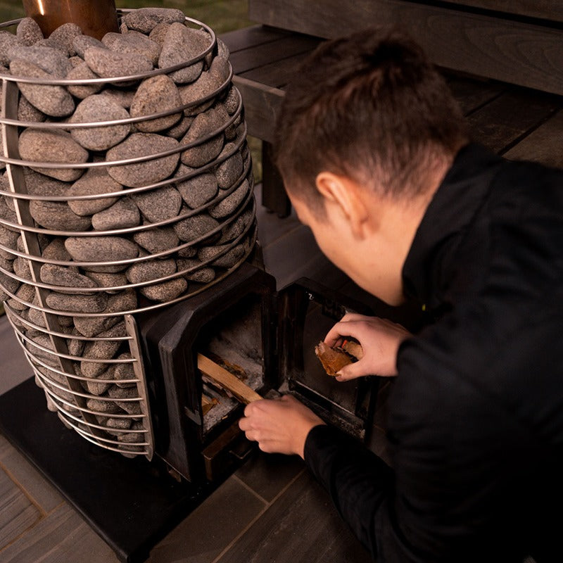 HUUM HIVE Wood Holzsaunaofen – Nachlegen von Brennholz während des Betriebs