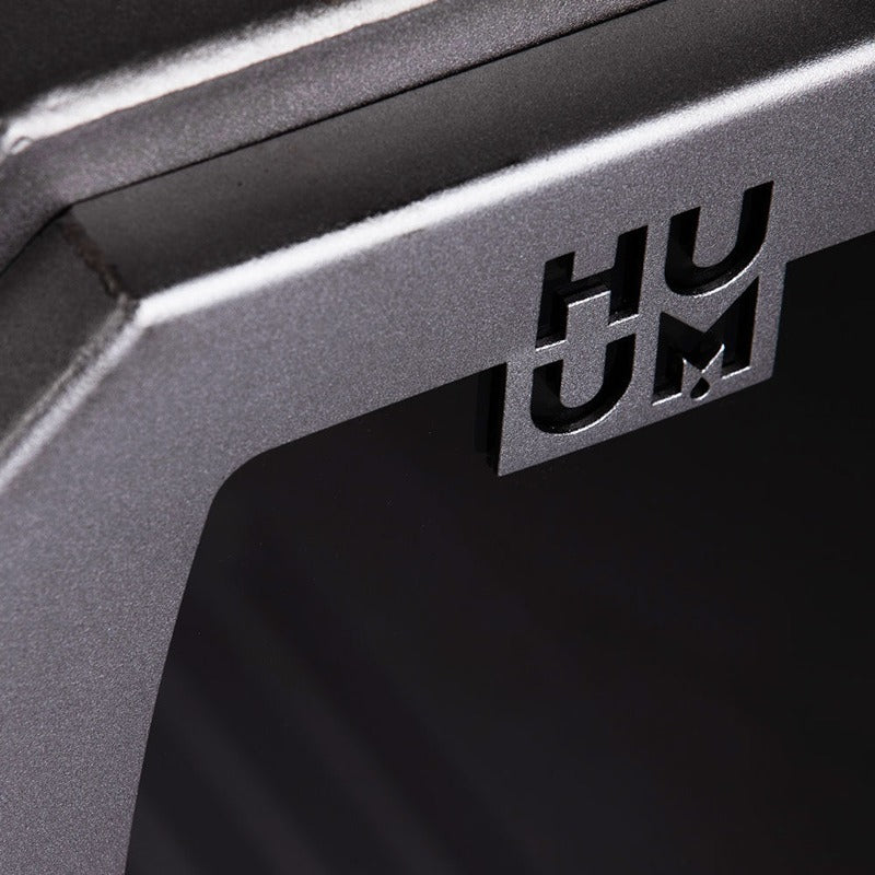 HUUM HIVE Wood Holzsaunaofen – Detailansicht Türrahmen und HUUM Logo