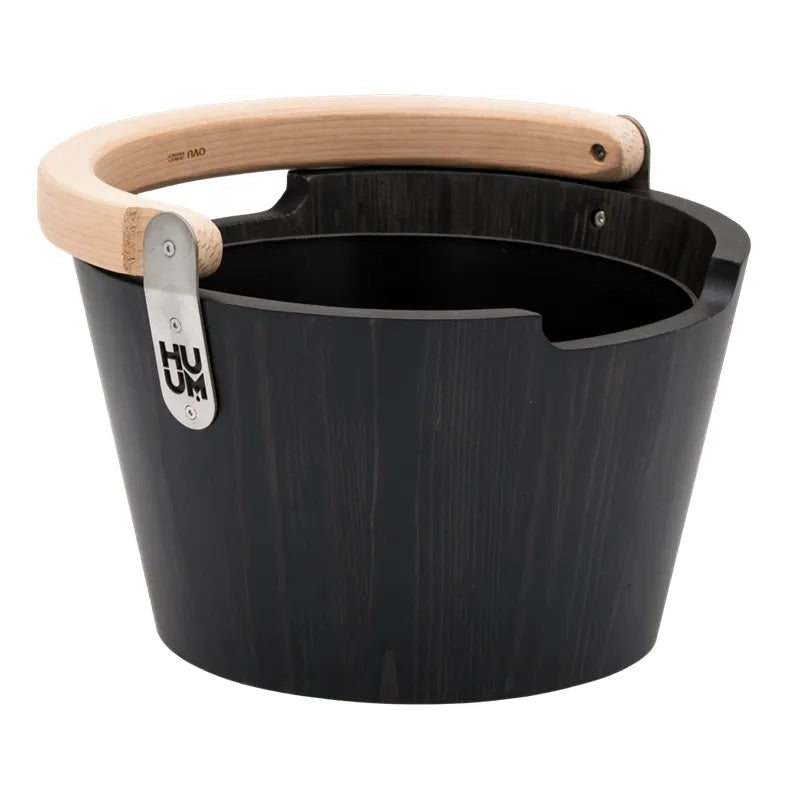 HUUM Kopfstütze aus Holz mit naturbelassenem Holzgriff und schwarzem Saunazubehör-Eimer