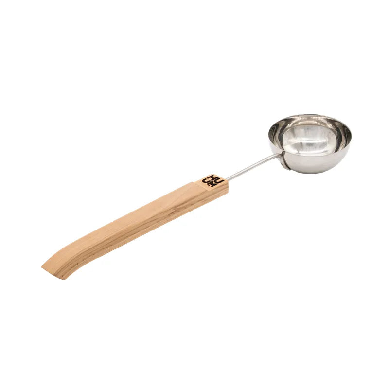 HUUM Kopfstütze aus Holz mit ergonomischem Holzgriff und Metallschöpfer für die Sauna