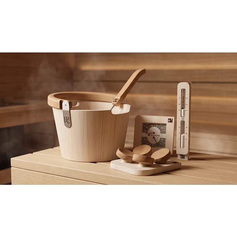 HUUM Kopfstütze aus Holz mit ergonomischem Design, präsentiert mit Saunazubehör in einer Saunaumgebung