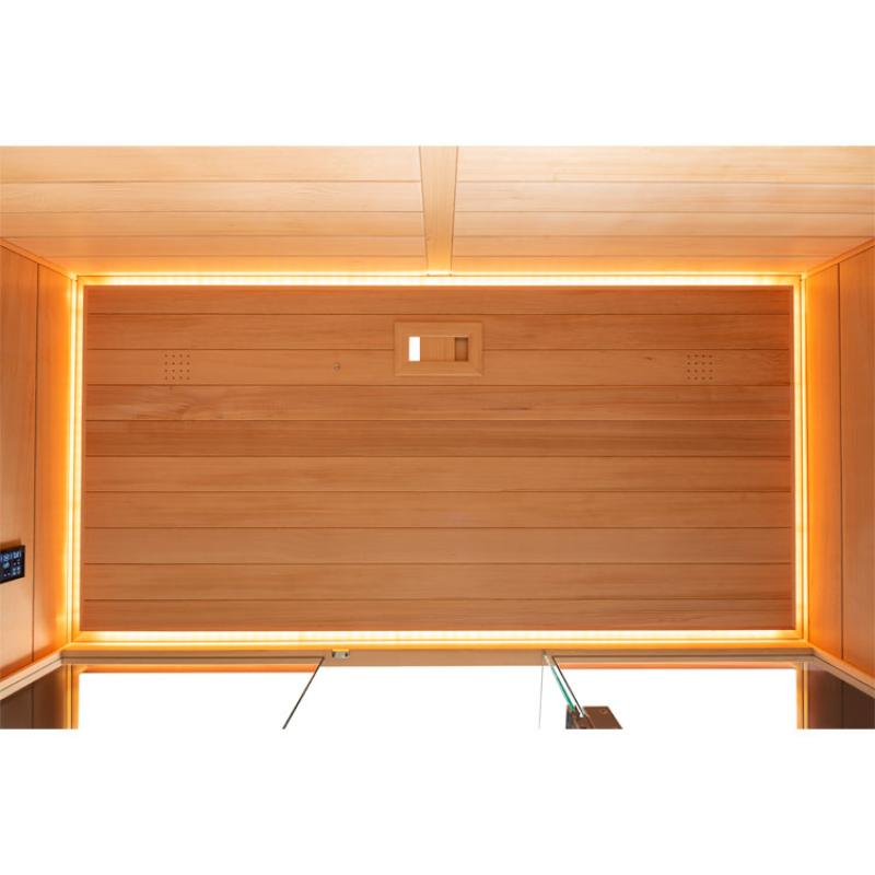 Innenansicht einer Infrarotkabine aus Hemlock-Holz mit warmweißer LED-Beleuchtung und Infrarot-Heizelementen an den Seitenwänden