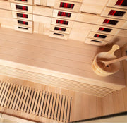 Innenansicht der EAGO AWT Infrarotkabine E1250A-IR mit Hemlock-Holz, Infrarotheizpaneele in der Decke und Holzbank für vier Personen.