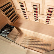 Innenansicht der EAGO AWT Infrarotkabine E1250A-IR mit Hemlock-Holz, mehreren Infrarot-Wärmeelementen an der Decke und Sitzflächen für vier Personen.