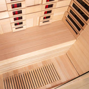 Innenansicht einer EAGO AWT Infrarotkabine E1250B-IR aus Hemlock-Holz mit Infrarot-Heizelementen an der Decke und Holzbänken im Inneren