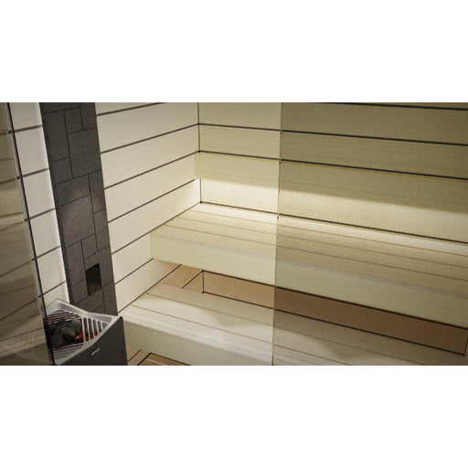 Innenraum einer Tylö Reflection Sauna mit heller Erlenholz-Verkleidung, mehrstufigen Sitzbänken und schwarzem Saunaofen in der Ecke