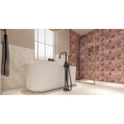 Modernes Badezimmer mit freistehender weißer Wanne, schwarzer Standarmatur JEE-O bloom 02 Gartendusche, rosa Fliesenmuster und gläserner Duschkabine