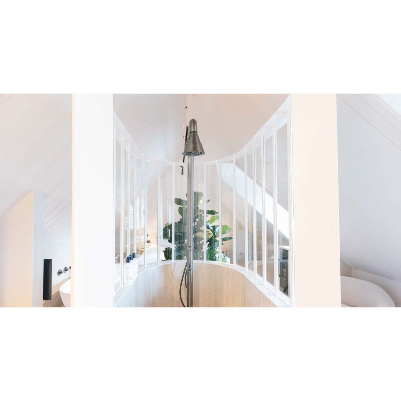 JEE-O cone 02 Gartendusche in modernem Badezimmer mit Holzwand, weißen Glaswänden und Pflanzen