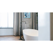 JEE-O cone Standarmatur an freistehender Badewanne in modernem Badezimmer mit Fenster und Vorhängen