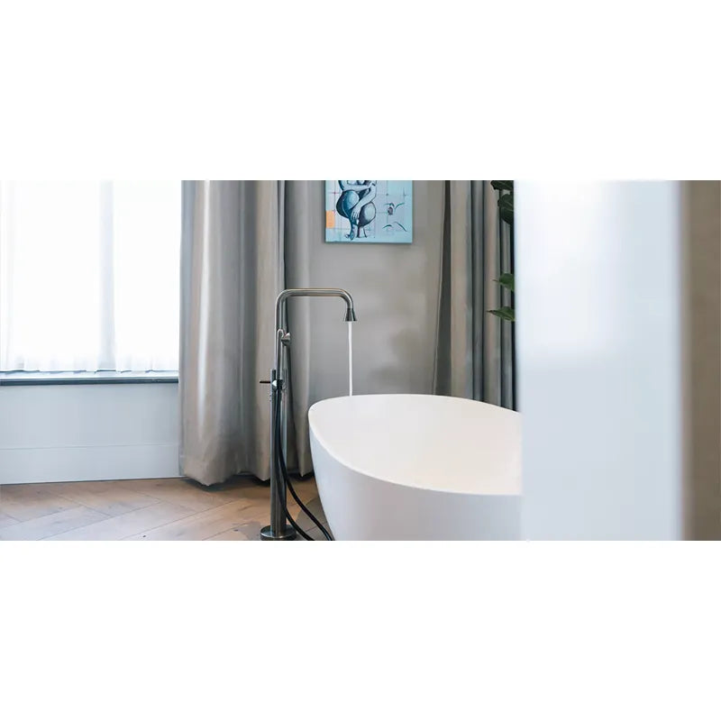 JEE-O cone Standarmatur in modernem Badezimmer mit freistehender Wanne und Designerelementen
