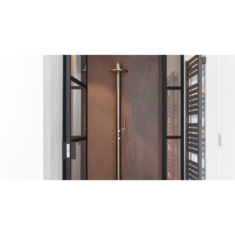 Moderne Outdoor-Dusche JEE-O Fatline 02TH mit kupferfarbener Regendusche und Handbrause in minimalistischem Design an der Hauswand.