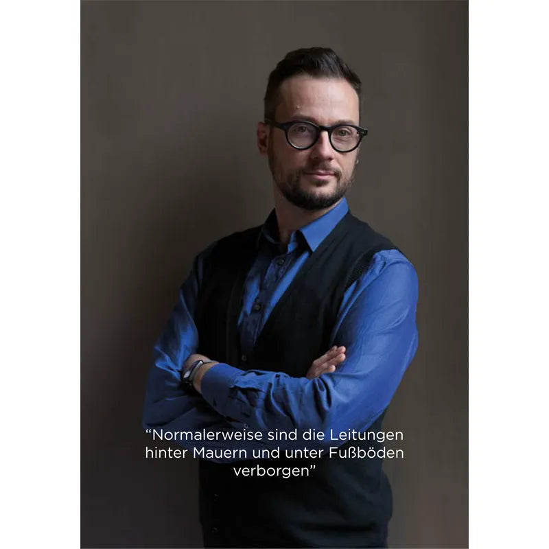 Mann mit Brille in blauem Hemd vor grauem Hintergrund mit Zitat zur JEE-O flow 02 Gartendusche