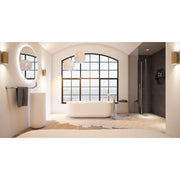 Luxusbadezimmer mit freistehender Wanne, schwarzer Gartendusche JEE-O flow 02, großem Spiegelfenster und goldfarbenen Accessoires in minimalistischem Design.