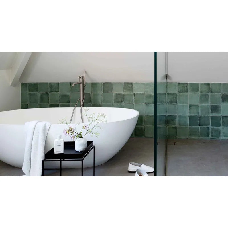 JEE-O slimline 01 Standarmatur an freistehender Badewanne in modernem Wellness-Badezimmer mit grünen Fliesen