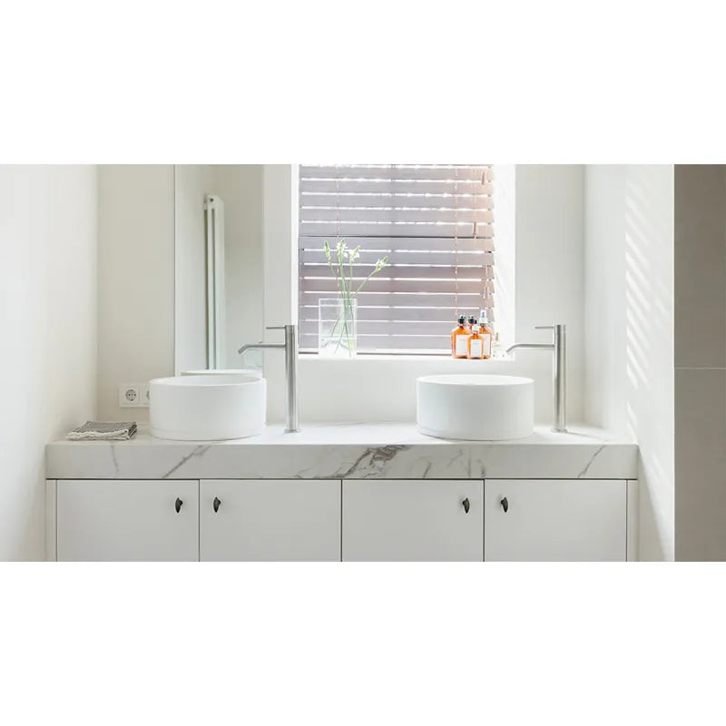 JEE-O slimline 01 Standarmatur in modernem Badezimmer mit zwei weißen runden Waschbecken