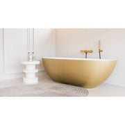 JEE-O slimline 01 Standarmatur in Gold an freistehender Badewanne im modernen Badezimmer