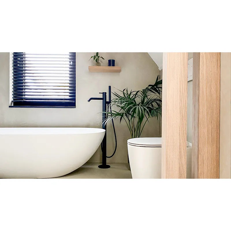 JEE-O slimline 01 Standarmatur in elegantem schwarzem Design in modernem Badezimmer mit freistehender Wanne