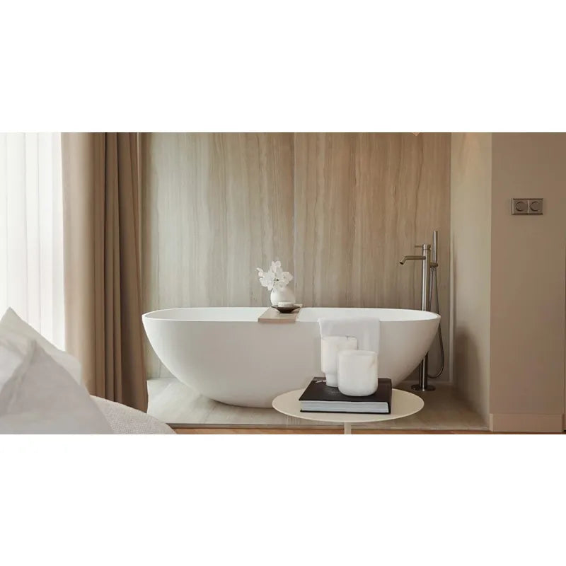JEE-O slimline 02 Standarmatur Badewanne in elegantem Badezimmer mit Holzwand und modernem Design