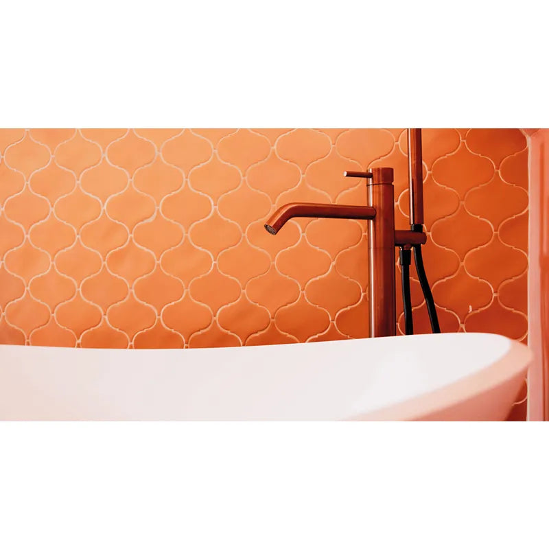 JEE-O slimline 02 Standarmatur in Kupfer an moderner Badewanne mit orangefarbener Wandfliesen