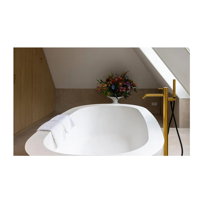 JEE-O slimline 02 Standarmatur in modernem Badezimmer mit ovaler Wanne und goldener Armatur