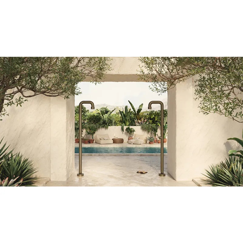 JEE-O soho 02 Gartendusche mit Doppelarmatur in minimalistischer Gartenanlage vor Pool